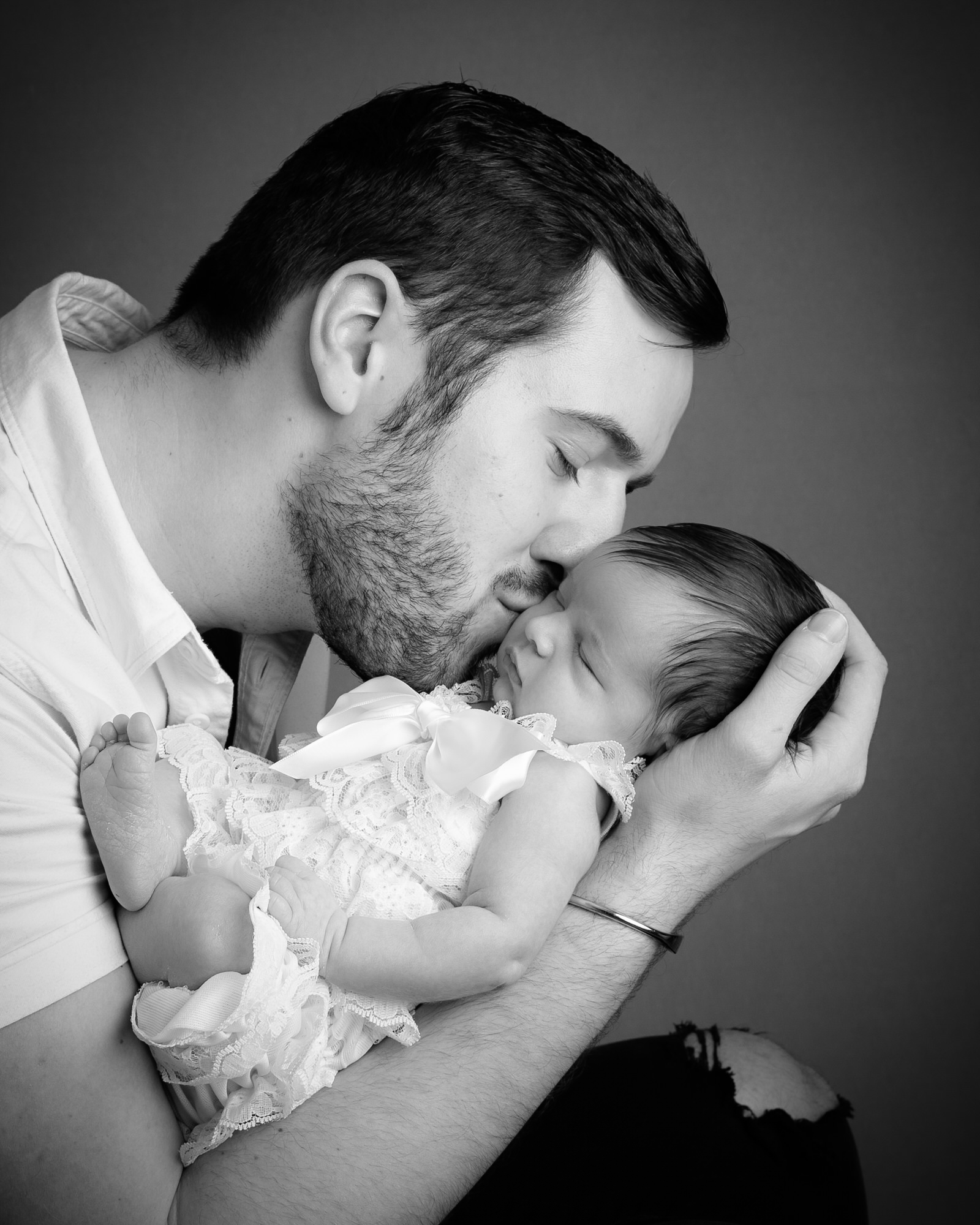 Newborn_baby_photographer_dudley_midlands_posing_with_parent