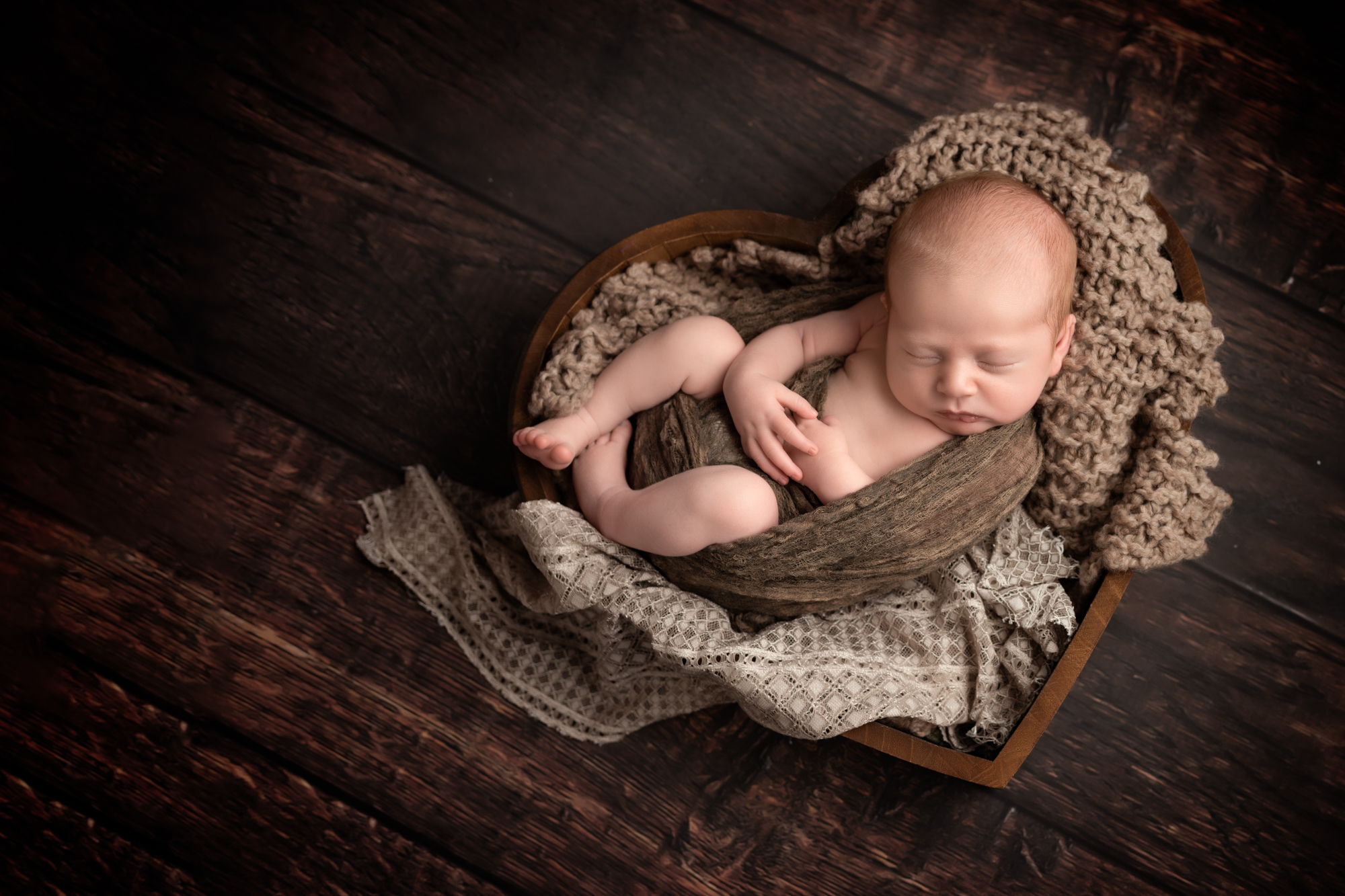 Newborn_baby_photographer_dudley_midlands_posing_in_bed