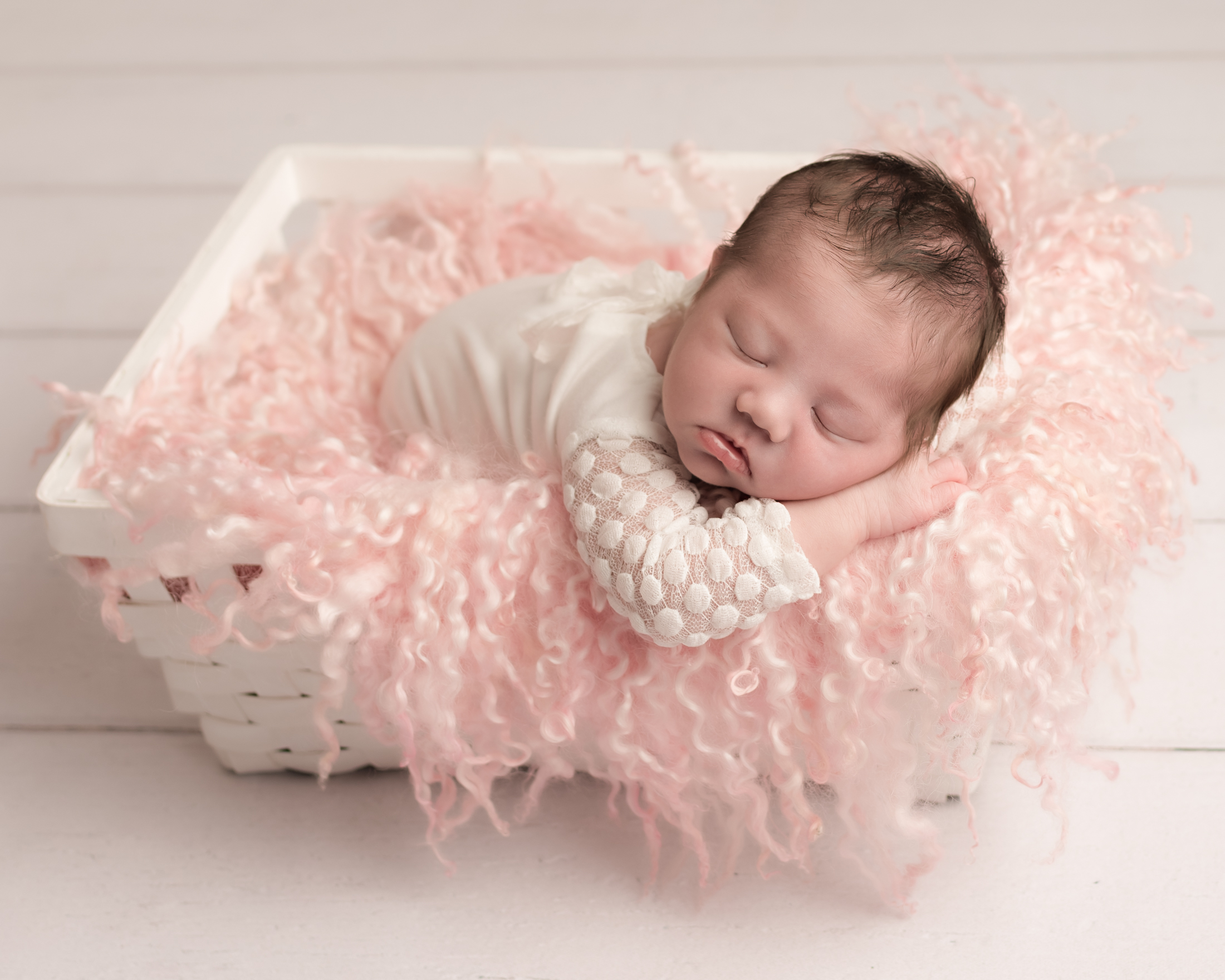Newborn_baby_photographer_dudley_midlands_posing_in_basket