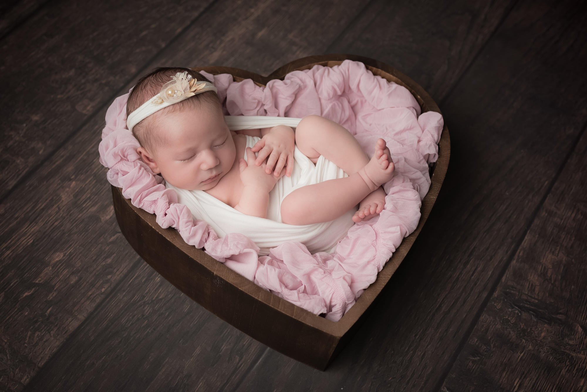 newborn_baby_photographer_dudley_midlands_posing_in_heart_bowl