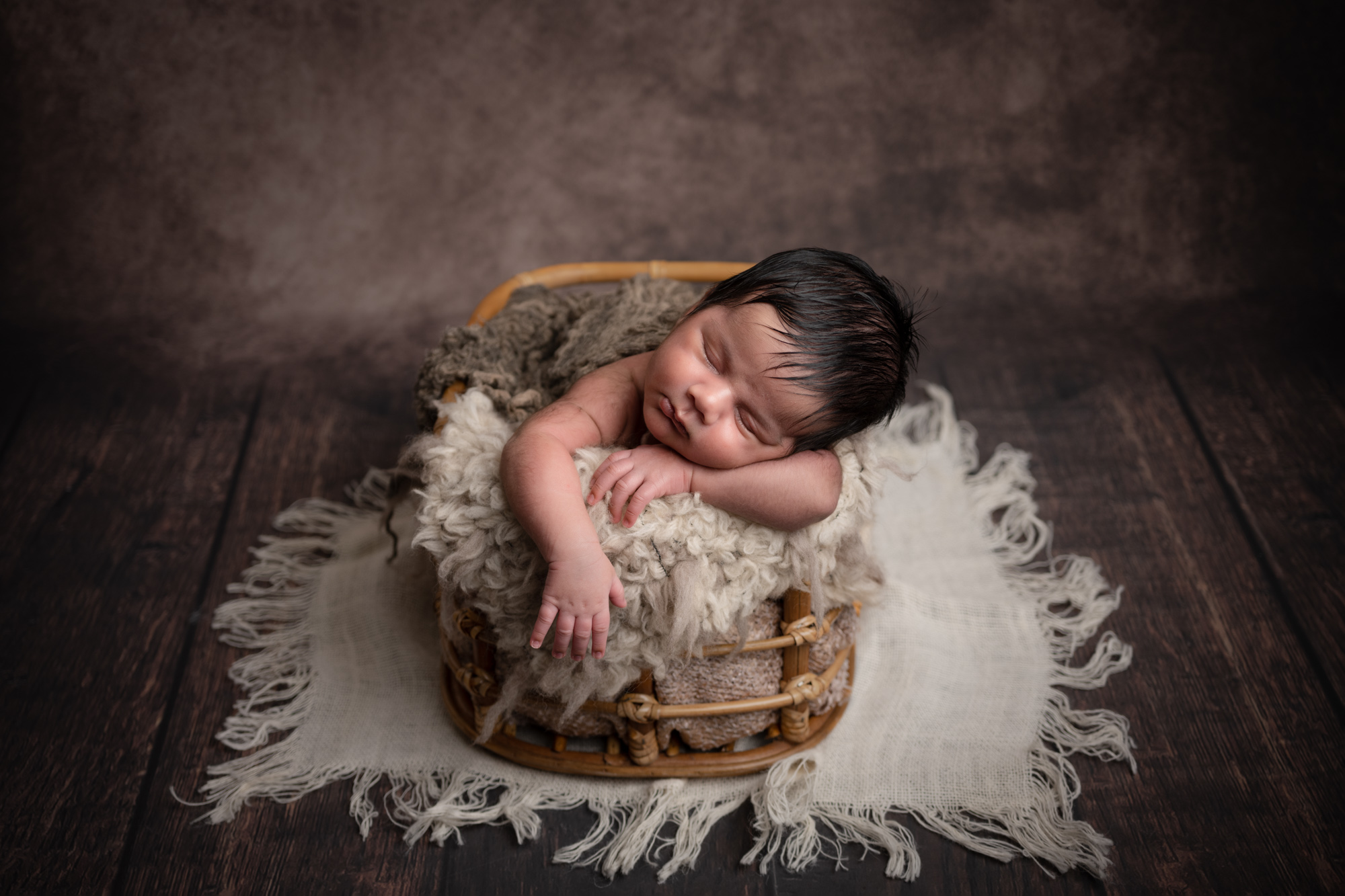 newborn_baby_photographer_dudley_midlands_posing_in_box