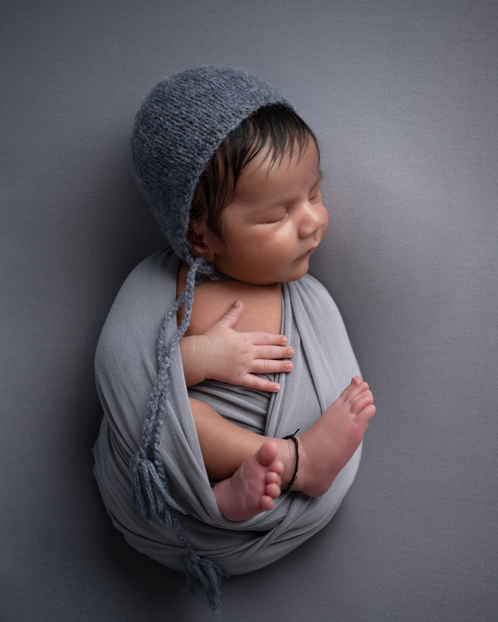 newborn_baby_photographer_dudley_midlands_posing_in_wrap
